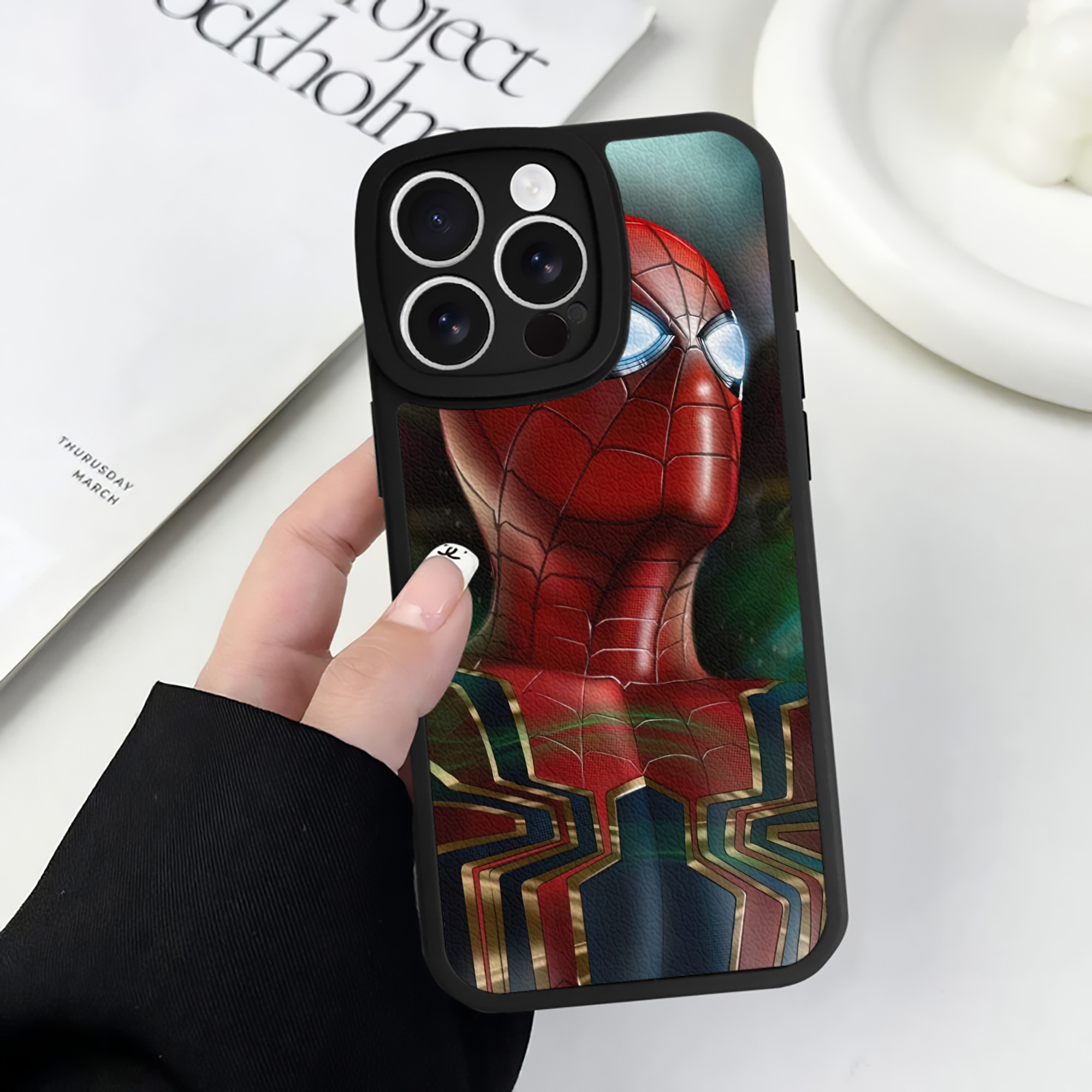 （画像用） Spider Man スパイダーマン 【iPhone 16シリーズ対応】シリコンスマホケース（レザー調） 材質：シリコン